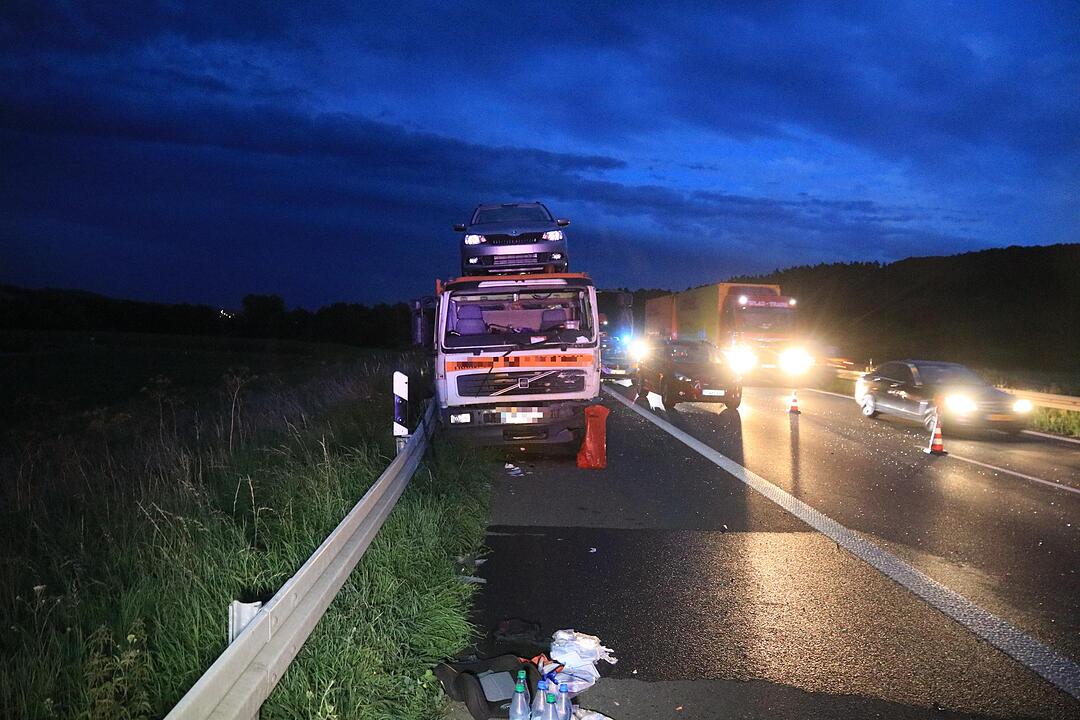 Autotransporter kracht in Stauende