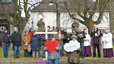 Zum Abschluss des Kreuzweges versammelten sich die Teilnehmer an der Kreuzigungsgruppe vor der Pfarrkirche.  Foto: Alfred Thieret