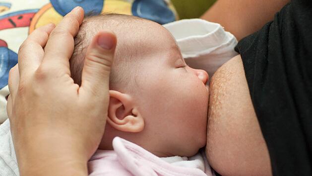 Eine Flugbegleiterin während eines Fluges Mitleid mit einer Mutter, die ihr Baby nicht füttern konnte. Kurzerhand stillte sie den fremden Säugling. Symbolfoto: Patrick Pleul/dpa