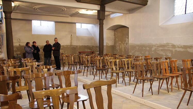 Der Estrich über der neuen Fußbodenheizung in der Kirche muss noch austrocknen. Dann bekommt er einen Holzbelag und die Stühle werden wieder den Kirchenbänken weichen.  Foto: Waltraud Enkert