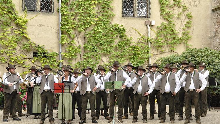 29 aktive Musiker - darunter fünf Jagdhornbläserinnen - zählt die Jagdhornbläsergruppe Schweinfurt-Stadt. Sie sind amtierender bayerischer Landesmeister im Jagdhornblasen. Foto: Peter Klopf