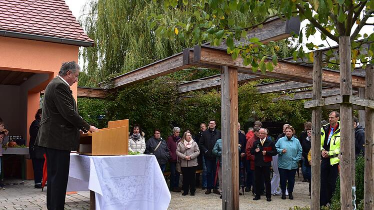 Reinhard Müller spricht am oberen Dorfplatz in Sollenberg. Foto: Petra Malbrich