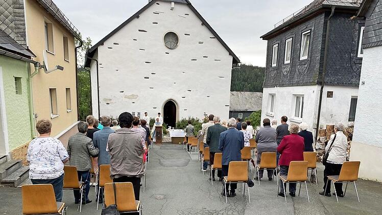 Gottesdienst vor der kleinen Kirche Mariae Heimsuchung am Schlossberg Foto: Michael Wunder