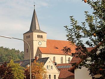 Über den Häusern thront die mächtige Matthäuskirche.  Foto: Günther Geiling