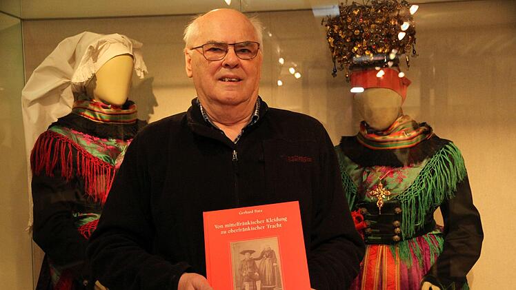 Heimatpfleger Gerhard Batz mit seinem neuen Buch "Von mittelfränkischer Kleidung zu oberfränkischer Tracht", dem zweiten Teil seiner Trachtenforschung Foto: Mathias Erlwein
