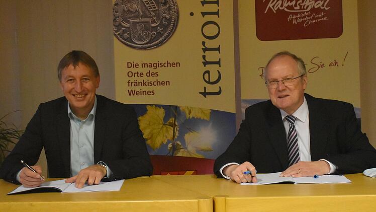 Bürgermeister Rainer Morper (links) unterzeichnet mit Stadtwerke-Geschäftsführer Manfred Zimmer (rechts) den Vertrag zur Gasversorgung von Ramsthal.