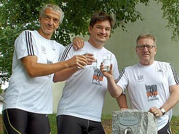 Die Laufschuhe schnüren, los laufen und sich danach am Trinkwasserbrunnen erfrischen - das praktizieren (von links): Max Beyersdorf, Christian Gunsenheimer und Berthold Lendner. Foto: Gabi Arnold