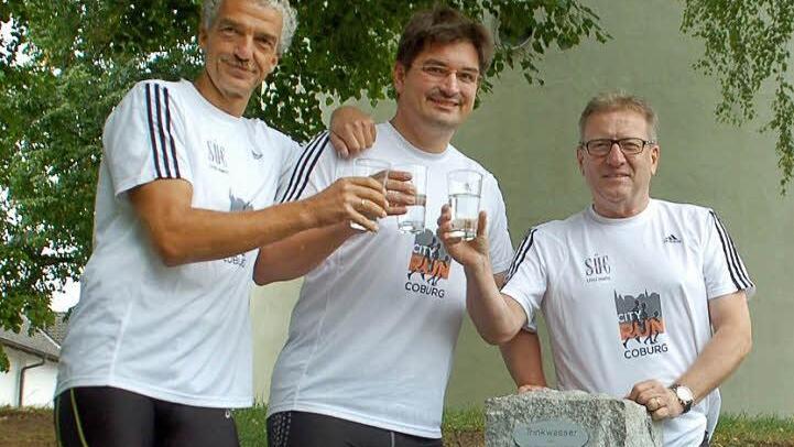 Die Laufschuhe schnüren, los laufen und sich danach am Trinkwasserbrunnen erfrischen - das praktizieren (von links): Max Beyersdorf, Christian Gunsenheimer und Berthold Lendner. Foto: Gabi Arnold