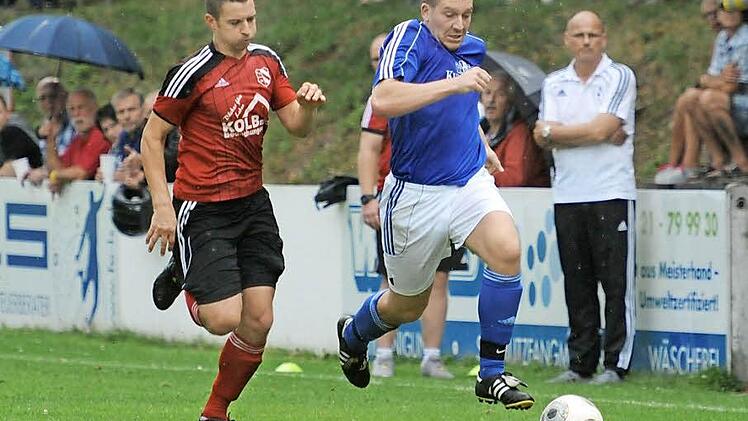 Der Kasendorfer Florian Luft sprintet hier dem Saaser Tobias Dachsbacher davon. Fotos: Peter Mularczyk