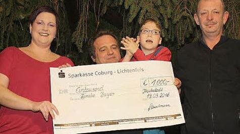 Vorsitzende Jutta Fleischmann (links) &uuml;berreichte zusammen mit ihrem Stellvertreter, Werner Troche (rechts), den Scheck an Familienvater Willi Bayer und dessen Sohn Achim.  Foto: Werner Hauber