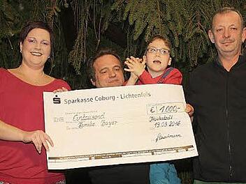 Vorsitzende Jutta Fleischmann (links) überreichte zusammen mit ihrem Stellvertreter, Werner Troche (rechts), den Scheck an Familienvater Willi Bayer und dessen Sohn Achim.  Foto: Werner Hauber