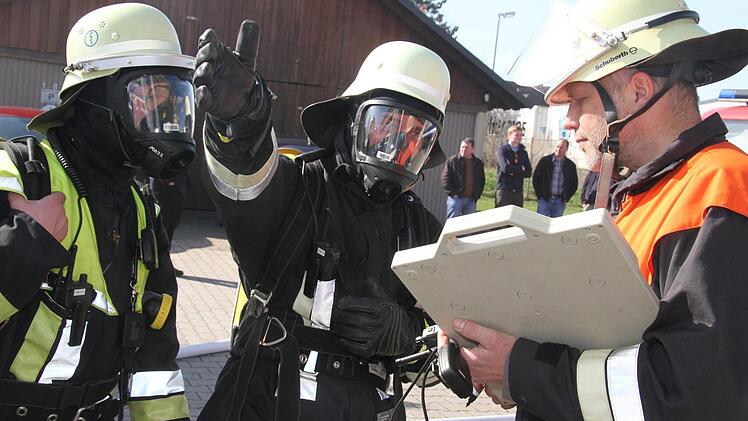 Die Prüfer waren mit der Resonanz zufrieden. 24 Stunden dauert die Ausbildung zum Atemschutzgeräteträger. Foto: Sonny Adam