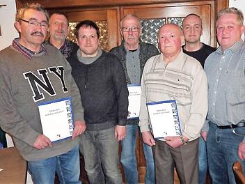 Auszeichnungen bei der Ortsstelle der Gewerkschaft Nahrung-Genuss-Gaststätten: Edwin Fischer, Betriebsseelsorger Eckhardt Schneider, Regionalsekretär Jan Körper, Hans Spindler, Erhard Korger, Zweiter Vorsitzender André Hopfe sowie Vorsitzender Manfred Zwosta (v. l.)  Foto: Gerd Fleischmann
