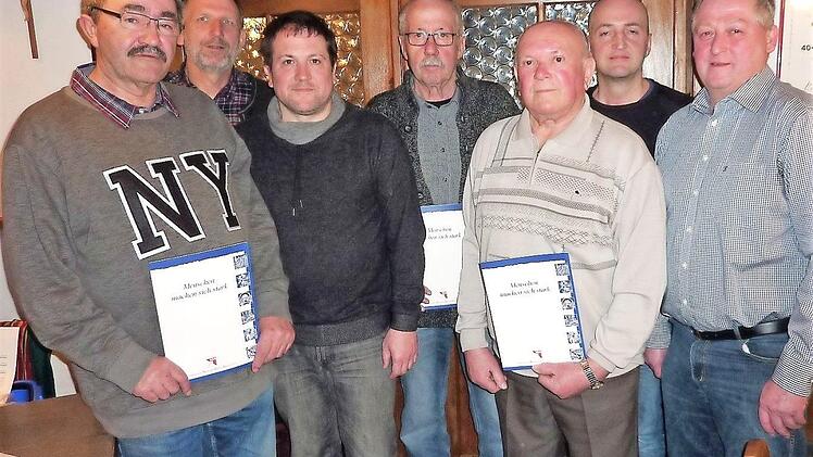 Auszeichnungen bei der Ortsstelle der Gewerkschaft Nahrung-Genuss-Gaststätten: Edwin Fischer, Betriebsseelsorger Eckhardt Schneider, Regionalsekretär Jan Körper, Hans Spindler, Erhard Korger, Zweiter Vorsitzender André Hopfe sowie Vorsitzender Manfred Zwosta (v. l.)  Foto: Gerd Fleischmann