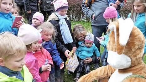 Der Osterhase verteilte Schokoladeneier. Foto: Werner Rei&szlig;aus