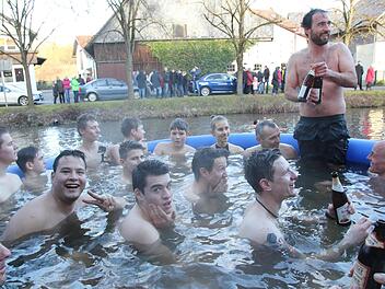 Im beheizten Pool konnten sich die Teilnehmer aufwärmen - und von innen kühlen. Foto: Michael Stelzner