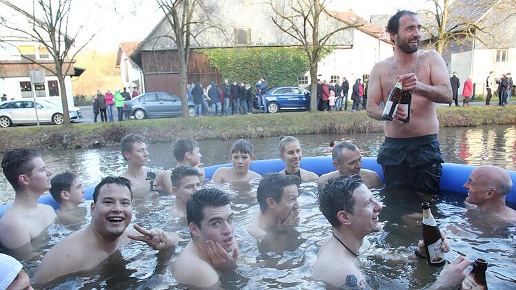 Im beheizten Pool konnten sich die Teilnehmer aufwärmen - und von innen kühlen. Foto: Michael Stelzner