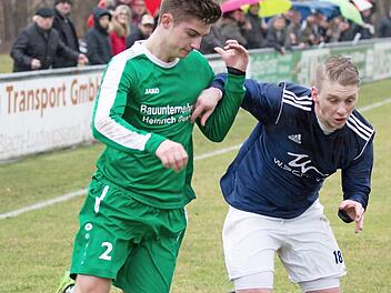 Marco Haaf (links, hier im Duell mit dem Frohnlacher Sven Wieczorek) wird den SV Friesen nach nur einem Jahr verlassen und sich dem Bayernligisten DJK Don Bosco Bamberg anschließen.  Foto: Heinrich Weiß