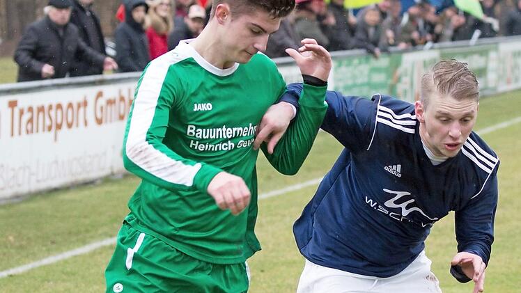 Marco Haaf (links, hier im Duell mit dem Frohnlacher Sven Wieczorek) wird den SV Friesen nach nur einem Jahr verlassen und sich dem Bayernligisten DJK Don Bosco Bamberg anschließen.  Foto: Heinrich Weiß