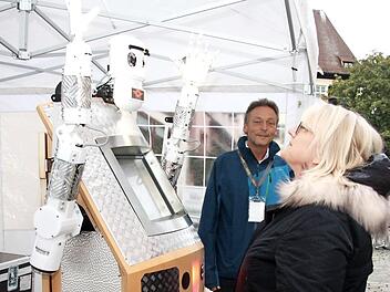 Der Segensroboter "BlessU-2" verblüffte die Besucher am Aufgang zum Marktplatz. Foto: Richard Sänger