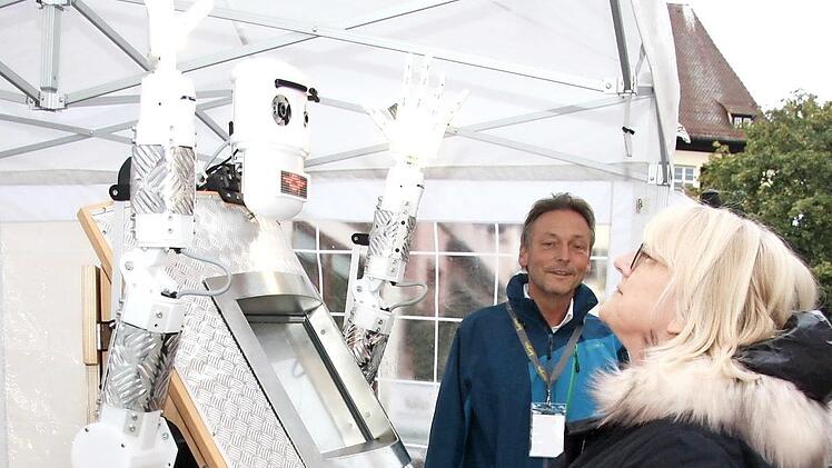 Der Segensroboter "BlessU-2" verblüffte die Besucher am Aufgang zum Marktplatz. Foto: Richard Sänger