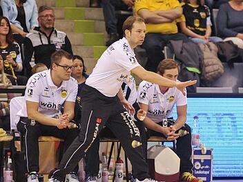 Mobil an der Seitenlinie wie eh und je: HSC-Coach Jan Gorr feiert am Samstag seinen 41. Geburtstag. Im Hintergrund Teambetreuer Florian Schmidt (links), der seit letzter Saison ehrenamtlich bei Heim- und Auswärtsspielen mit anpackt. Er ist seit 2018 Polizeibeamter in Lichtenfels, nachdem er sein Polizeistudium abgeschlossen hat; rechts Physiotherapeut Sebastian Weiß. Foto: Hagen Lehmann