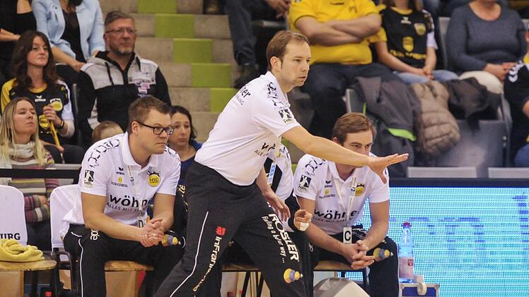 Mobil an der Seitenlinie wie eh und je: HSC-Coach Jan Gorr feiert am Samstag seinen 41. Geburtstag. Im Hintergrund Teambetreuer Florian Schmidt (links), der seit letzter Saison ehrenamtlich bei Heim- und Auswärtsspielen mit anpackt. Er ist seit 2018 Polizeibeamter in Lichtenfels, nachdem er sein Polizeistudium abgeschlossen hat; rechts Physiotherapeut Sebastian Weiß. Foto: Hagen Lehmann