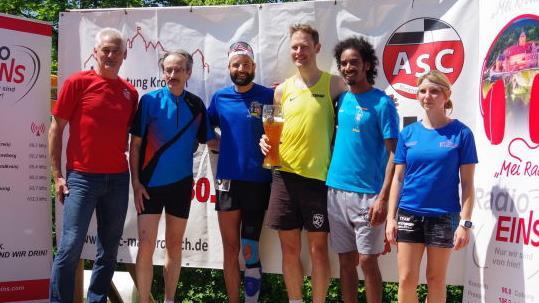 Die Sieger des 10-km-Laufs: (ab vierter von rechts) Felix Mayerhöfer (2.), Alexander Dautel (1.), Brahne Teklemichael (3.) und Kathrin Byczok (2.). Es fehlen die Siegerin sowie die Drittplatzierte bei den Damen: Anna-Lena Klee und Regina Hellinger. Mit im Bild sind (ab links) 2. ASC-Vorsitzender Dieter Witterauf  und VR-Bank-Vorstand Stephan Ringwald.   Foto: Heike Schülein