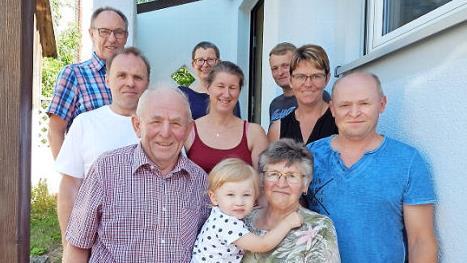 Hans Schwarz (vorne links) feierte im Verwandten-und Freundeskreis 80. Geburtstag. Besonders freute er sich &uuml;ber die Gl&uuml;ckw&uuml;nsche seiner Enkelin Fenja, die auf dem Arm von Ehefrau Inge sitzt. Foto: Horst Wunner