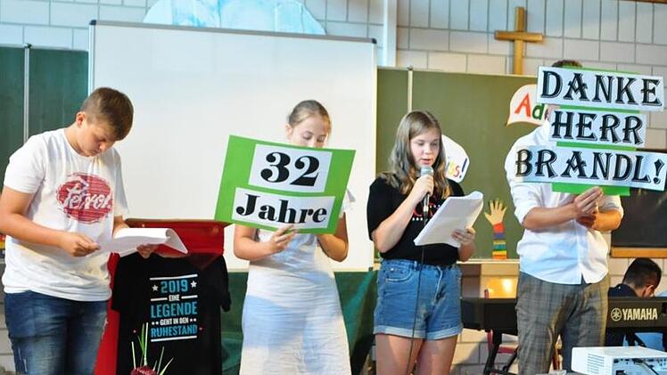 Für 32 Jahre Wirken an der Grundschule Burgpreppach dankten ehemalige Schüler (von links): Lukas Pohley, Leonie Pohley, Nele Rützel und Leon Busch.