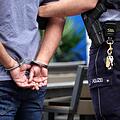 Die Polizei konnte drei Betrüger festnehmen und eine 78-jährige Frau vor dem Verlust ihres Geldes bewahren. Symbolbild: Johannes Neudecker/dpa