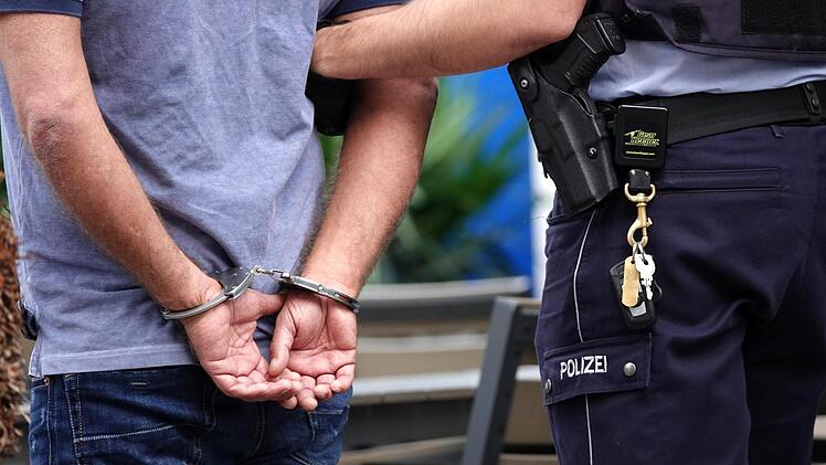 Die Polizei konnte drei Betrüger festnehmen und eine 78-jährige Frau vor dem Verlust ihres Geldes bewahren. Symbolbild: Johannes Neudecker/dpa