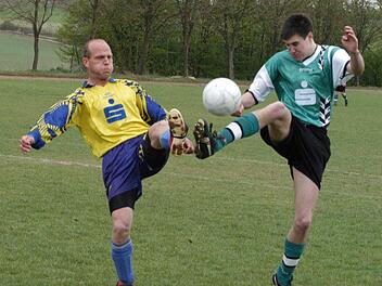 Den Mund vollgenommen hat Ebenhausens Holger Zwirlein (links) im Duell mit Oerlenbachs Hubert Kuhn nur mit Luft. Das tiefe Atemholen hat genutzt, denn dem TSV-Torjäger gelangen im ewig jungen Derby zwei Treffer.   Foto: Hopf