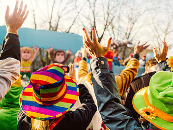 Mit dem richtigen Kost&uuml;m lernt man schnell jemanden an Karneval kennen.