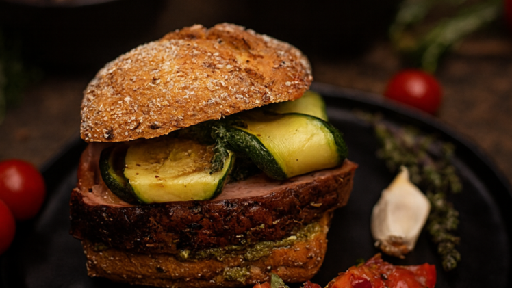 "Kein langweiliger Standard": Erste Leberkäse-Bar in Nürnberg mit besonderem Konzept