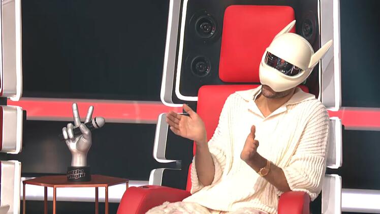 Emotionale Achterbahnfahrt: Auch wenn die Maske allzu offensichtliche Gefühlsregungen verdeckt - Cro wirkte mehrfach tief bewegt. "Ich habe fast geheult, auch wenn man es nicht sieht", sagte der Rap-Star und Gast-Coach bei "The Voice".