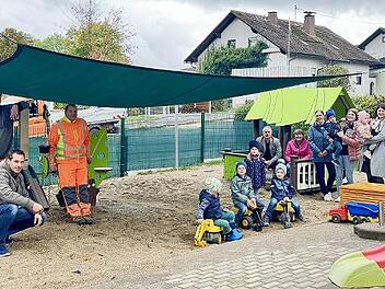 Der erweiterte und aufgeh&uuml;bschte Kinderspielplatz am Kindergarten St. Franziskus Rothenkirchen macht Kinder gl&uuml;cklich. Die Erwachsenen freuen sich mit B&uuml;rgermeister Stefan Heinlein (rechts) &uuml;ber die gemeinsam geschaffene Kinder-Spieloase.
