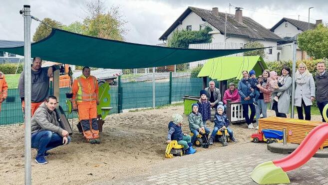 Der erweiterte und aufgeh&uuml;bschte Kinderspielplatz am Kindergarten St. Franziskus Rothenkirchen macht Kinder gl&uuml;cklich. Die Erwachsenen freuen sich mit B&uuml;rgermeister Stefan Heinlein (rechts) &uuml;ber die gemeinsam geschaffene Kinder-Spieloase.