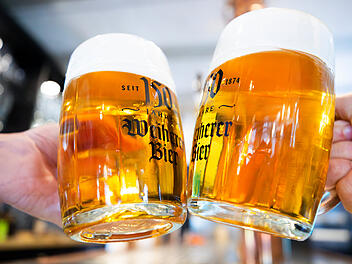 Zwei Bierkr&uuml;ge mit "Weiherer Bier" sto&szlig;en an. Die Brauerei Kundm&uuml;ller verk&ouml;rpert den Bundestrend hin zu alkoholfreiem Bier.
