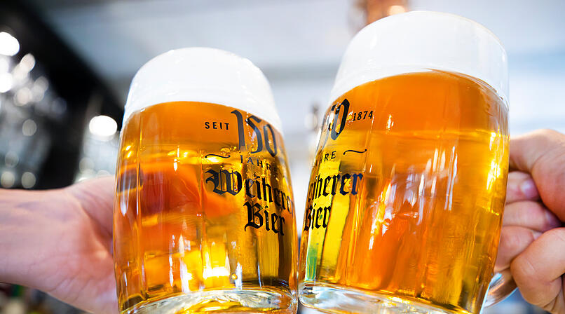 Zwei Bierkr&uuml;ge mit "Weiherer Bier" sto&szlig;en an. Die Brauerei Kundm&uuml;ller verk&ouml;rpert den Bundestrend hin zu alkoholfreiem Bier.