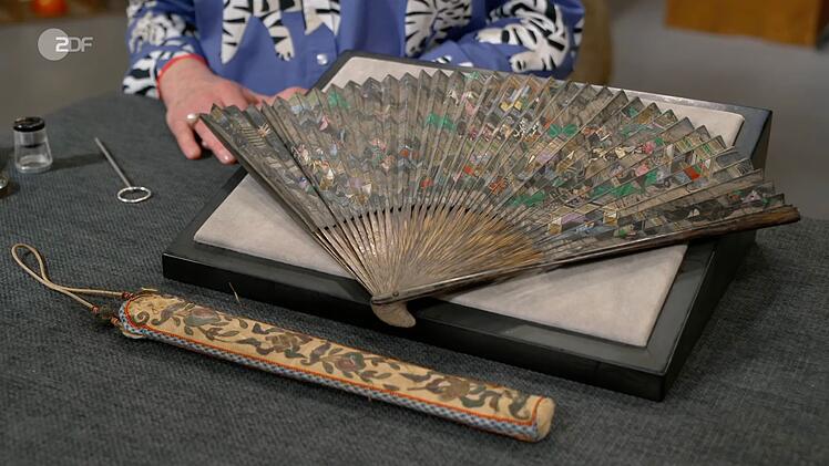 Als weiteres Objekt der Sendung wurde ein chinesischer, handbemalter F&auml;cher aus geflochtenem Papier und Bambus von Friederike Werner zwischen 1906 und 1926 datiert. Sie sch&auml;tzte den Wert auf 300 Euro - &auml;hnlich wie der Wunschpreis von 200 bis 300 Euro. Sarah Schreiber zahlte f&uuml;r den "wundersch&ouml;nen F&auml;cher" sogar 600 Euro.