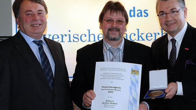 Bei der Preisverleihung in München: (von links) Staatsminister Helmut Brunner, Bäckermeister Heribert Hedrich und Heinz Hoffmann, Landesinnungsmeister des Bayerischen Bäckerhandwerks  Foto: Ministerium