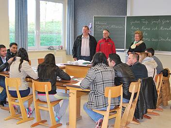 Bürgermeister Bernold Martin und Diakon Horst Conze freuen sich, dass Monika Beck aus Schönderling sich als Deutsch-Lehrerin für die Flüchtlinge engagiert.  Foto: Horst Conze