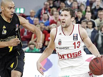 Janis Strelnieks blies am Ende des dritten Viertels zur Aufholjagd und brachte sein Team wieder in Front. Hier l&auml;sst er Shawn Hoff stehen. Foto: sportpress