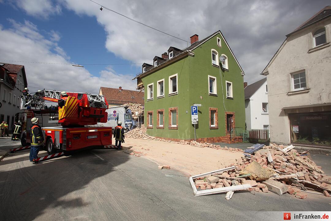 Lkw kracht in Wohnhaus in Oberkotzau
