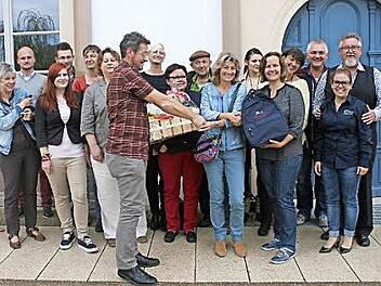 Irene Mattle (Mitte) wird im Kreis ihrer Kollegen verabschiedet, deren Vertreter Thomas Bernard (links) und Sandra Schneider (rechts) zum Abschied einen Fresskorb und einen Wanderrucksack samt Inhalt überreichten. Foto: Reinhard Löwisch
