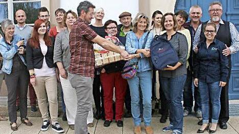 Irene Mattle (Mitte) wird im Kreis ihrer Kollegen verabschiedet, deren Vertreter Thomas Bernard (links) und Sandra Schneider (rechts) zum Abschied einen Fresskorb und einen Wanderrucksack samt Inhalt überreichten. Foto: Reinhard Löwisch