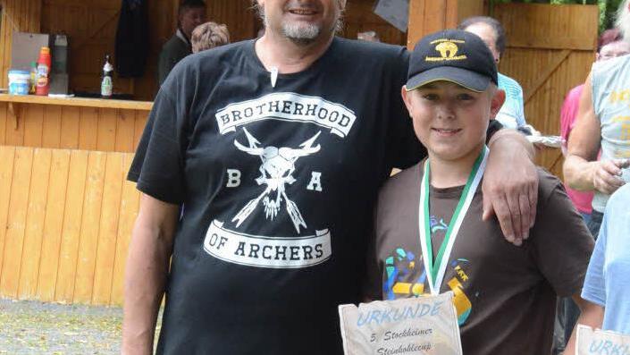 Julian Schmidt ist einer der großen Nachwuchshoffnungen der Bogenfreunde Stockheim - hier mit Vorsitzenden Frank Buckreus.  Foto: K.- H. Hofmann