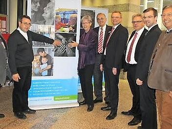 Sie zeigten sich beeindruckt von den Bildern (v. l.): Stadtrat Heinz Hausmann, Pater Günther Kames, Dekanin Dorothea Richter, Stadtrat Karl H. Fick, Gebietsdirektor Robert Porzelt, stellvertretendes Vorstandsmitglied Georg Löffler, Dritter Bürgermeister Markus Wich und Joachim Wegner vom Evangelischen Bildungskreis. Foto: Veronika Schadeck