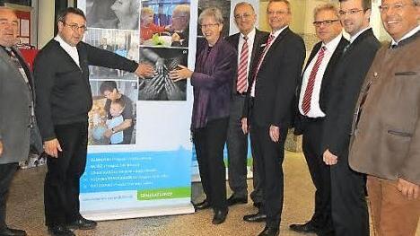 Sie zeigten sich beeindruckt von den Bildern (v. l.): Stadtrat Heinz Hausmann, Pater Günther Kames, Dekanin Dorothea Richter, Stadtrat Karl H. Fick, Gebietsdirektor Robert Porzelt, stellvertretendes Vorstandsmitglied Georg Löffler, Dritter Bürgermeister Markus Wich und Joachim Wegner vom Evangelischen Bildungskreis. Foto: Veronika Schadeck